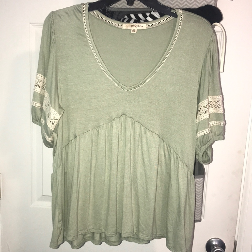 - Flowy Top